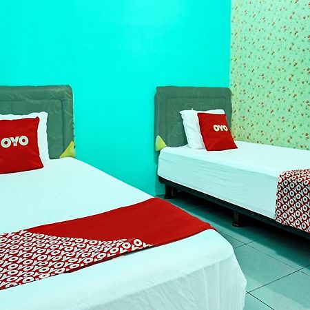 Oyo 91731 Home Stay Elis Cateliya Syariah Karawang Zewnętrze zdjęcie