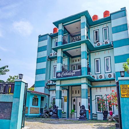 Oyo 91731 Home Stay Elis Cateliya Syariah Karawang Zewnętrze zdjęcie