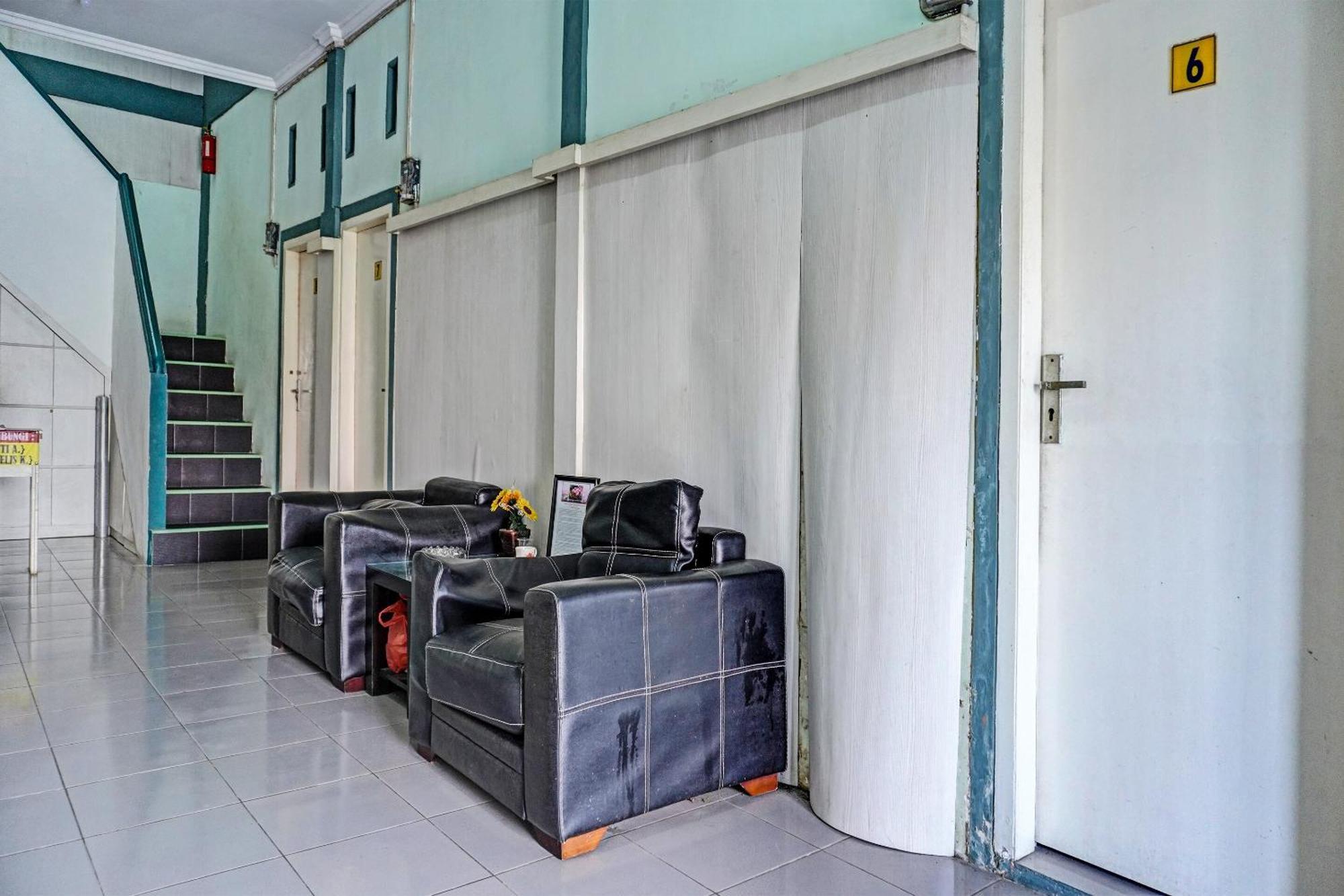 Oyo 91731 Home Stay Elis Cateliya Syariah Karawang Zewnętrze zdjęcie