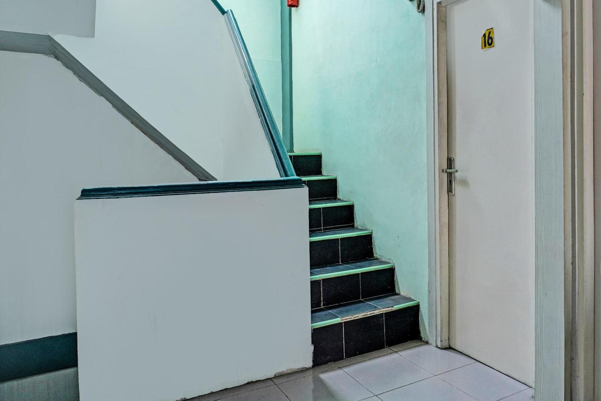 Oyo 91731 Home Stay Elis Cateliya Syariah Karawang Zewnętrze zdjęcie