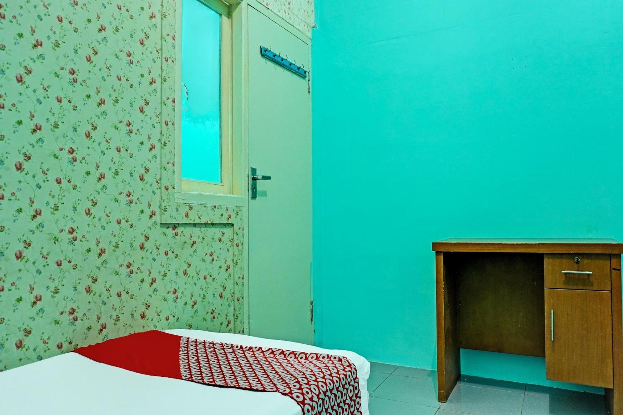 Oyo 91731 Home Stay Elis Cateliya Syariah Karawang Zewnętrze zdjęcie