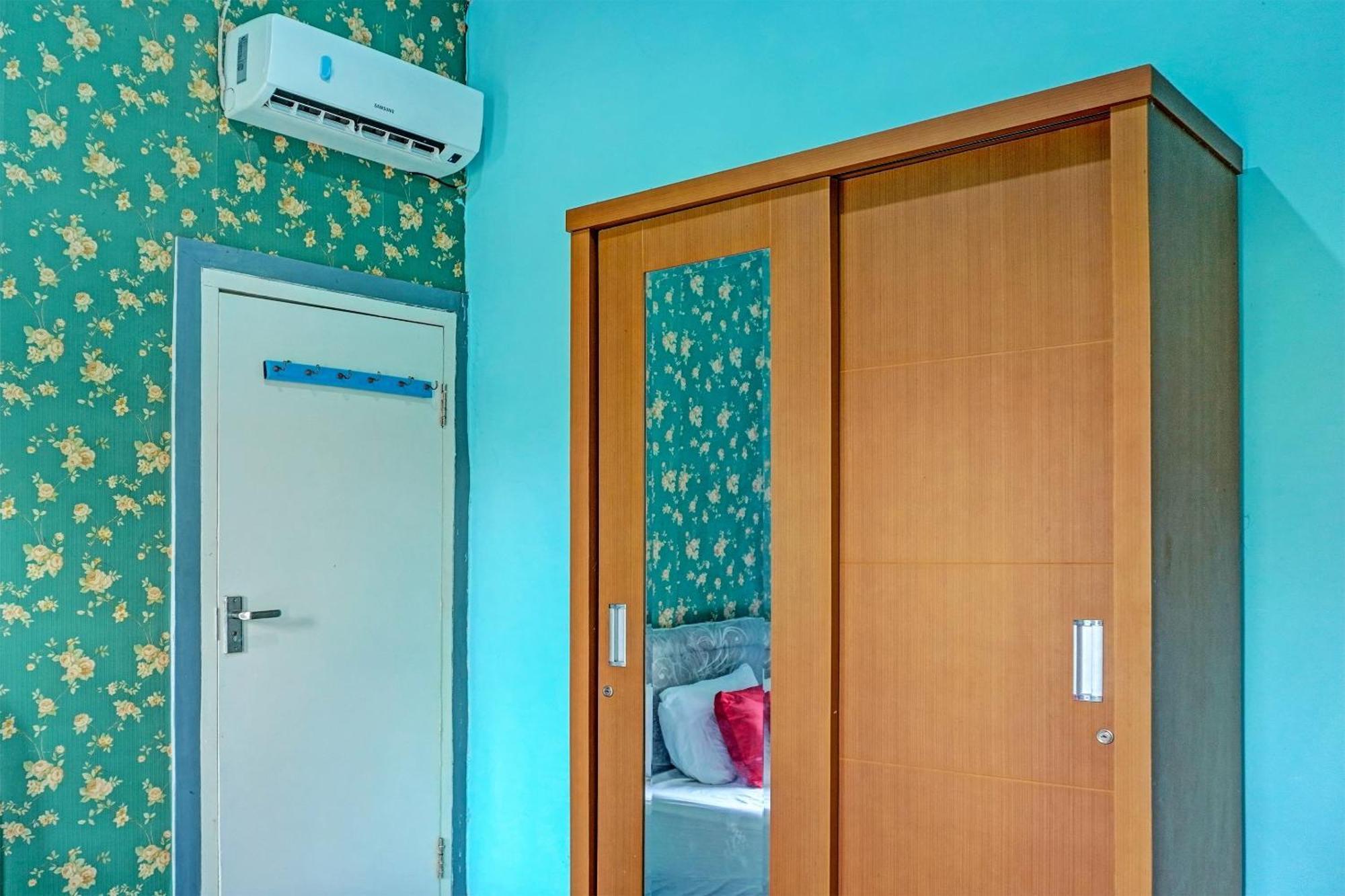Oyo 91731 Home Stay Elis Cateliya Syariah Karawang Zewnętrze zdjęcie