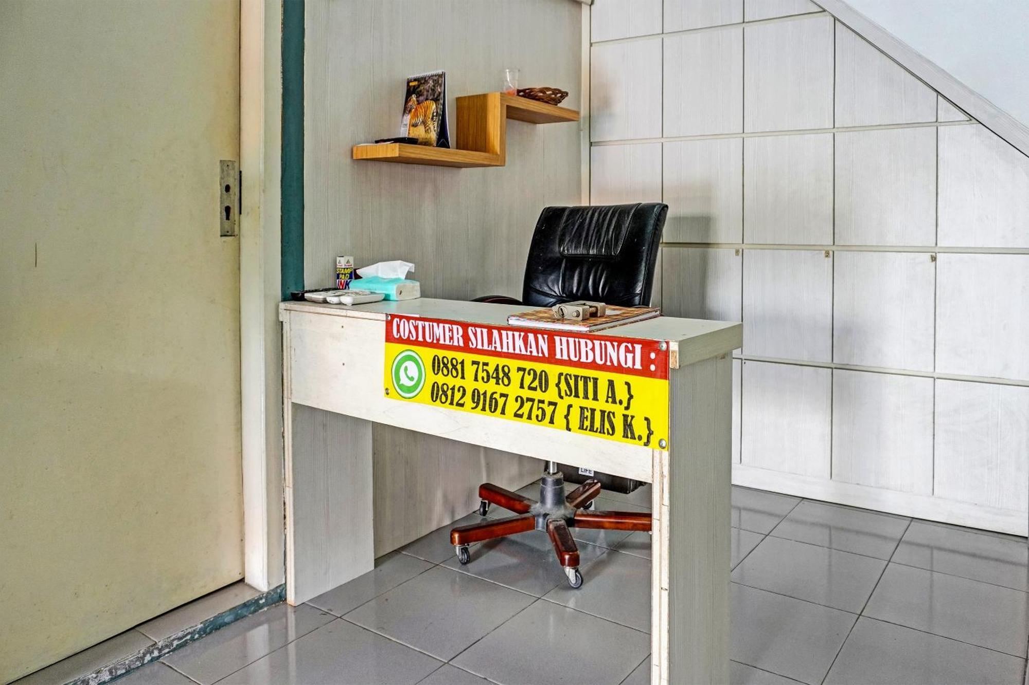 Oyo 91731 Home Stay Elis Cateliya Syariah Karawang Zewnętrze zdjęcie