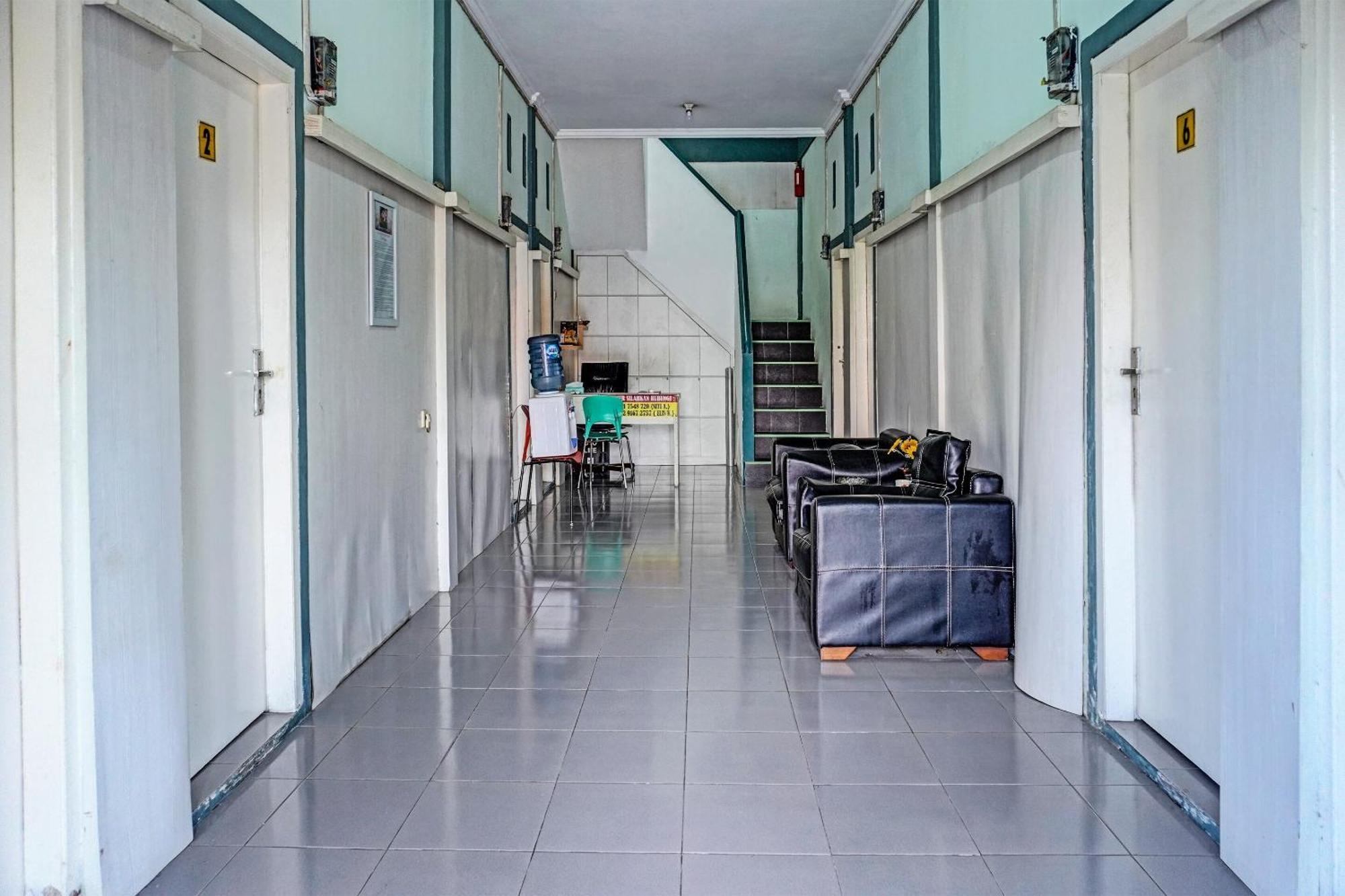 Oyo 91731 Home Stay Elis Cateliya Syariah Karawang Zewnętrze zdjęcie